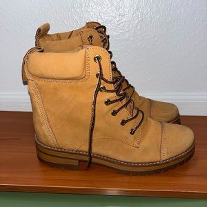 Women Faux Leather Boots Size 9 tan/brown/orange color